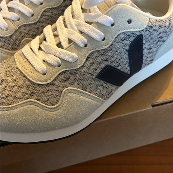 Veja Cream and Navy Knit Sneakers size 7 NWB - Picture 2 of 6